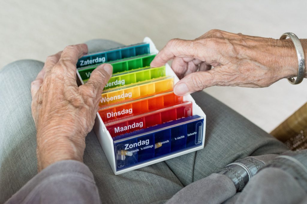 Gestion des médicaments de la personne âgée dépendante, par l'infirmière
 libérale du cabinet infirmier Caen Venoix.